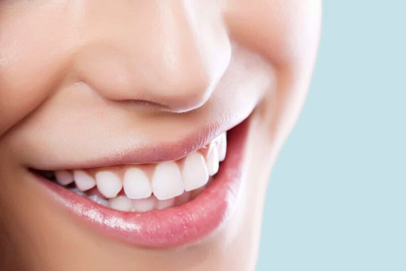 tẩy trắng răng bằng dâu tây