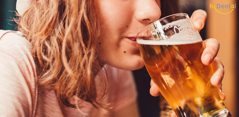 tẩy trắng răng có được uống bia không