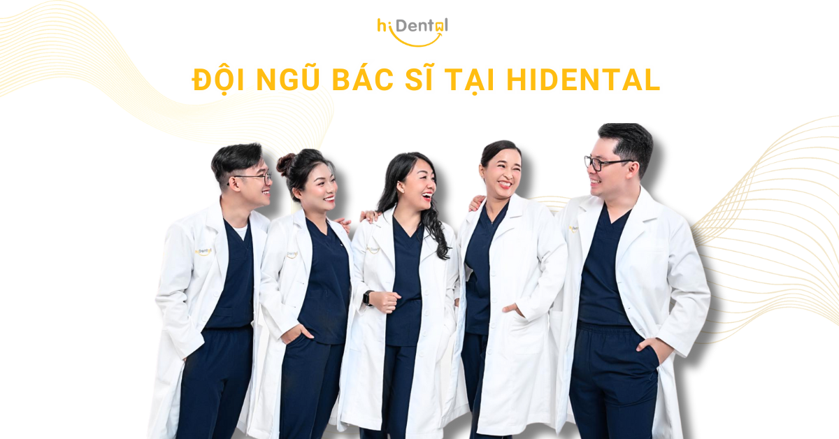 Chỉ một lựa chọn sai lầm – làm răng sứ tại cơ sở không uy tín – có thể dẫn đến nhiều hậu quả: hở viền sứ gây viêm nướu, mão sứ sai khớp cắn gây đau đầu – mỏi hàm, thậm chí mất luôn răng thật do mài quá sâu hoặc kỹ thuật phục hình sai lệch. Vì vậy, từ khóa “nha khoa răng sứ uy tín tại TP.HCM” ngày càng được tìm kiếm nhiều hơn. Trong số rất nhiều lựa chọn, hiDental nổi bật không chỉ bởi danh tiếng, mà còn nhờ sự đầu tư bài bản vào chuyên môn, công nghệ và trải nghiệm khách hàng, mang đến giá trị vượt xa một ca làm răng thông thường. 2. Đội ngũ bác sĩ chuyên sâu – nền tảng tạo nên nha khoa răng sứ uy tín Yếu tố đầu tiên tạo nên uy tín bền vững cho một nha khoa chính là tay nghề bác sĩ. Với phương pháp bọc răng sứ, dán sứ veneer hay phục hình thẩm mỹ, trình độ chuyên môn là yếu tố quyết định đến: Tỷ lệ mài răng hợp lý, bảo tồn răng thật tối đa Thiết kế nụ cười tự nhiên, phù hợp khuôn mặt Khớp cắn chuẩn, không gây cộm, sai lệch chức năng ăn nhai Tại hiDental, 100% bác sĩ thực hiện phục hình răng sứ đều: Tốt nghiệp chuyên ngành Răng – Hàm – Mặt tại Đại học Y Dược TP.HCM, Đại học Y Nha Khoa Tokyo - Nhật Bản Có kinh nghiệm thực hiện hàng trăm ca thẩm mỹ răng sứ mỗi năm Thường xuyên tu nghiệp tại Nhật Bản, Pháp, Canada để cập nhật kỹ thuật mới nhất